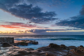 Obraz premium Sunrise, sea, waves, clouds and tessellated rock platform