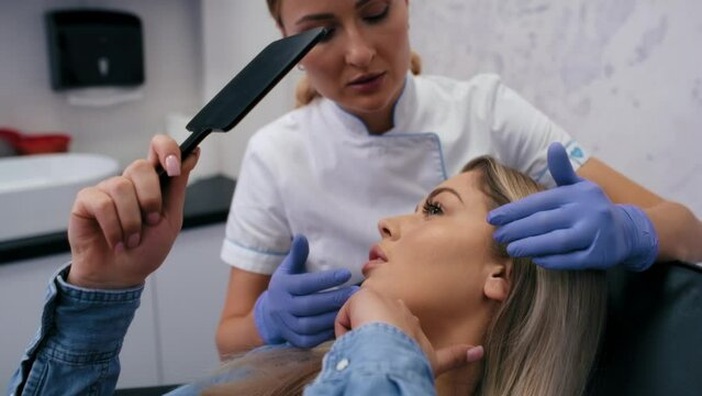 Doctor and patient discussing planned beauty procedure