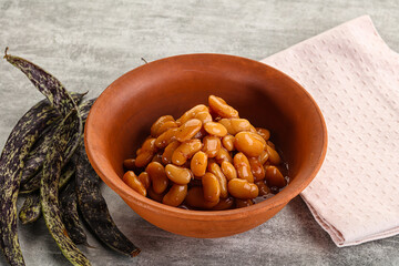Canned white bean in tomato sauce