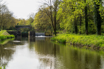 Scène charmante le long du canal de Nantes à Brest : écluse, pont, et ambiance bretonne captivante.
