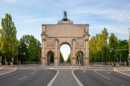 Germany, Bavaria, Munich, Street in front ofSiegestorgate