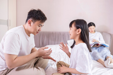 Obraz premium A family of three in the bed in the bedroom