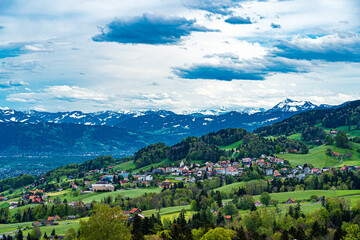 CH, Schweiz, Landschaft in Appenzell mit Blick auf wolfhalden ; Hügellandschaft im Frühjahr mit...