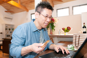 ノートパソコンを操作する中年男性