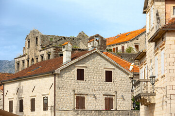 Obraz premium Houses of Perast, Montenegro and flowers