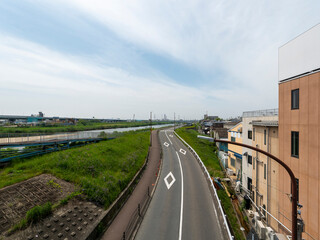 大和川堤防を通る道路と街の風景