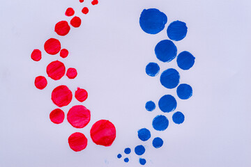 赤色と青色の水玉模様