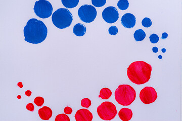 赤色と青色の水玉模様