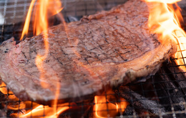 バーベキューで豪快に肉を焼く