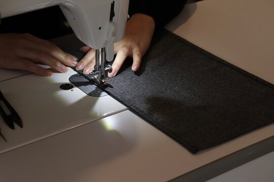 ミシン縫製の作業風景