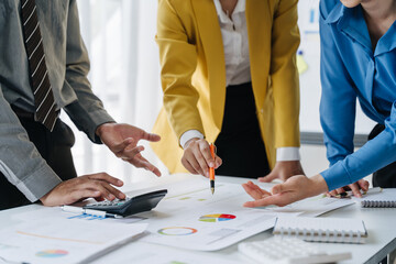 Investment analysts explain the situation in the market and the economy while providing strategic advice on investment plans.