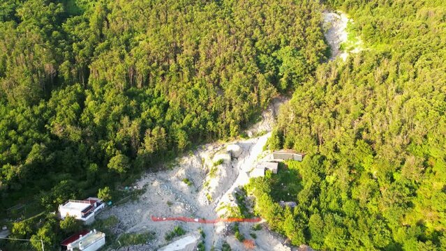 Vista aerea della frana a Casamicciola ad Ischia. case, fango, e una montagna franata