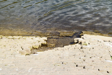 broken stones at the Sûr estuary