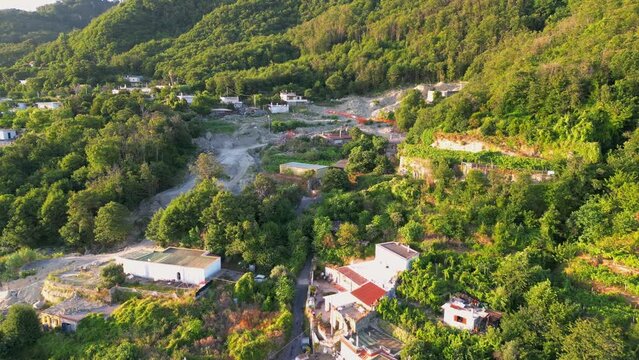 Vista aerea della frana a Casamicciola ad Ischia. case, fango, e una montagna franata