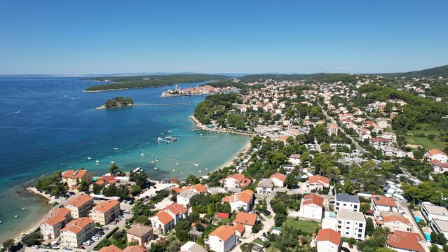 Strandurlaub am Rande der Insel Rab in Kroatien