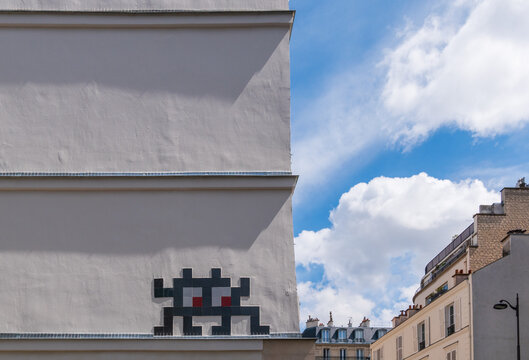Street art mosa&iuml;que Invader, Paris, France