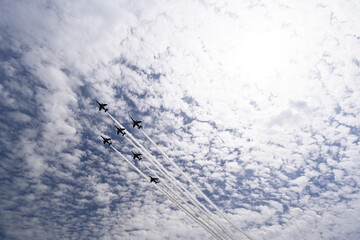 大空を飛ぶブルーインパルス