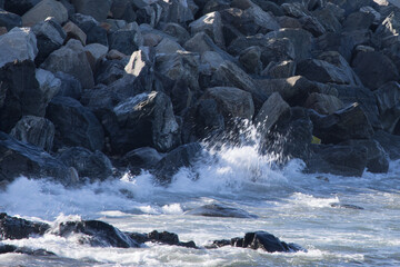 Naklejka premium Ocean waves crashing on a rocky shore