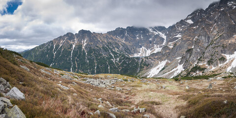 Żółty znakowany szlak górski w Tatrach Wysokich.