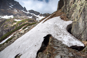 Topniejący śnieg odkrywający znakowany szlak wysokogórski w Tatrach Wysokich. - obrazy, fototapety, plakaty