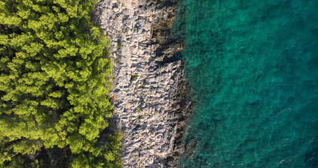 TOP DOWN: Scenic view of Mediterranean vegetation, rocky beach and turquoise sea - obrazy, fototapety, plakaty