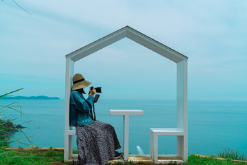 海を撮る女性フォトグラファー
