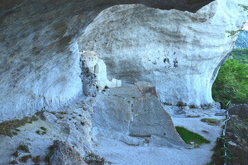 eremo di palombaro grotta di sant'angelo in abruzzo, antica chiesa costruita in una caverna in...