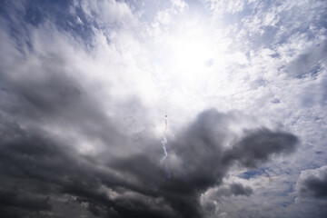 Obraz premium 大空に突き上がる飛行機