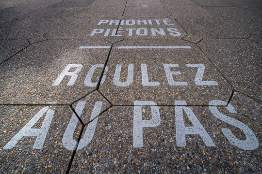 Priorit&eacute; pi&eacute;tons roulez au pas sur le parvis du quartier d'affaires de La D&eacute;fense &agrave; Paris