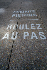 Priorité piétons roulez au pas sur le parvis du quartier d'affaires de La Défense à Paris