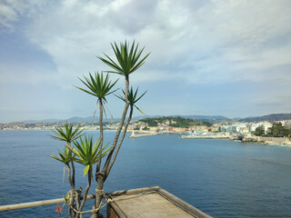 Panorama sur la baie des anges et le port Lympia à Nice sur la Côte d'Azur