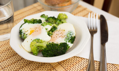 Breakfast of crumpled eggs with broccoli - 800248702