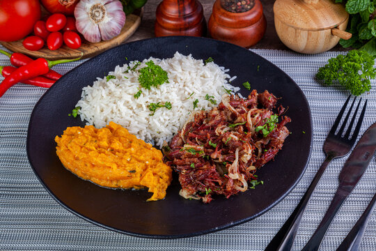 Prato de carne seca com abobora na mesa