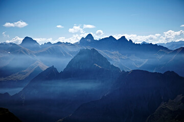 Idyllische Bergsicht mit klarer Fernsicht