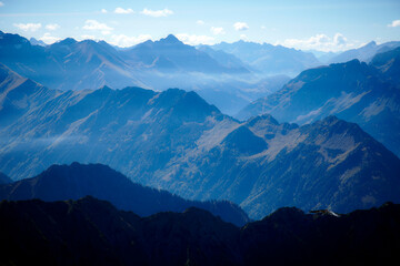 Berge bei klarem blauem Himmel und klare Sicht in die Ferne