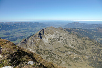 Aussicht in den Bergen bei klarer Sicht