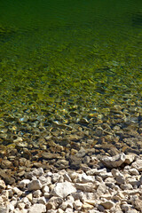 Wasseroberfläche eines klaren Bergsees