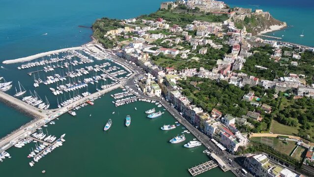 Vista aerea dell'isola di Procida. Un mare e un paesaggio con barche e navi