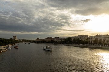 Obraz premium Twilight Cruises Along the Moscow River