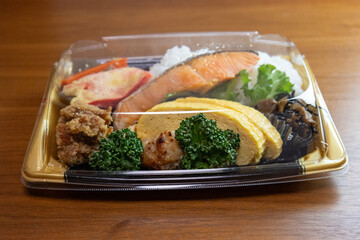 スーパーマーケットのお惣菜のお弁当