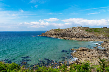 Vue sur les eaux transparentes et turquoises de la mer d'Iroise à la Pointe du Millier, un spectacle naturel enchanteur en Bretagne.