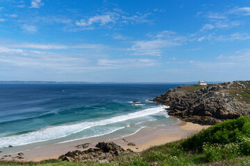 A la pointe du Millier, vue sur la plage : des eaux turquoise, sable encerclé de falaises, un paysage captivant de la côte bretonne.