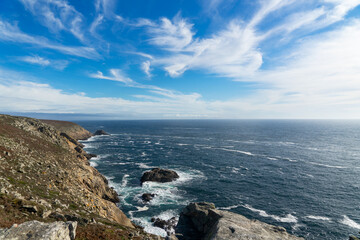 C&ocirc;te sauvage, falaises rocheuses, eaux d'un bleu profond et &eacute;cume &agrave; la Pointe du Raz, un paysage embl&eacute;matique de la Bretagne.
