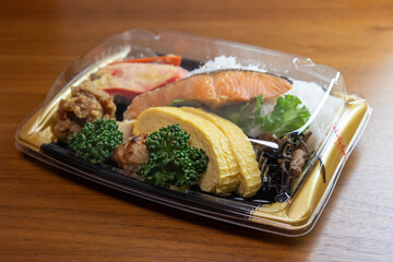 スーパーマーケットのお惣菜のお弁当