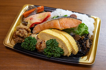 スーパーマーケットのお惣菜のお弁当