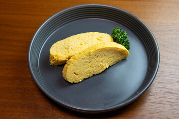 黒いお皿の上のだし巻き卵