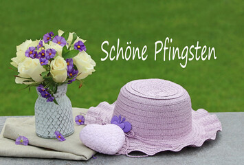 Grußkarte zu Pfingsten: Blumenstrauß mit Herz und dem Text schöne Pfingsten.	