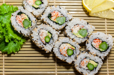 ocho piezas de Sushi Nigiri de surimi y esparrago