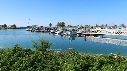Paysage avec des bateaux amarrés dans le port de plaisance de Giffaumont Champaubert (station nautique), sur le lac du Der Chantecoq, en Champagne Ardenne, dans la région Grand Est (France)
