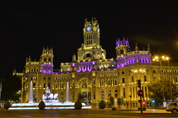 Obraz premium Madrid, Espagne, 15 juillet 2015 : Le Palais des Cibeles et sa fontaine, photographie de nuit